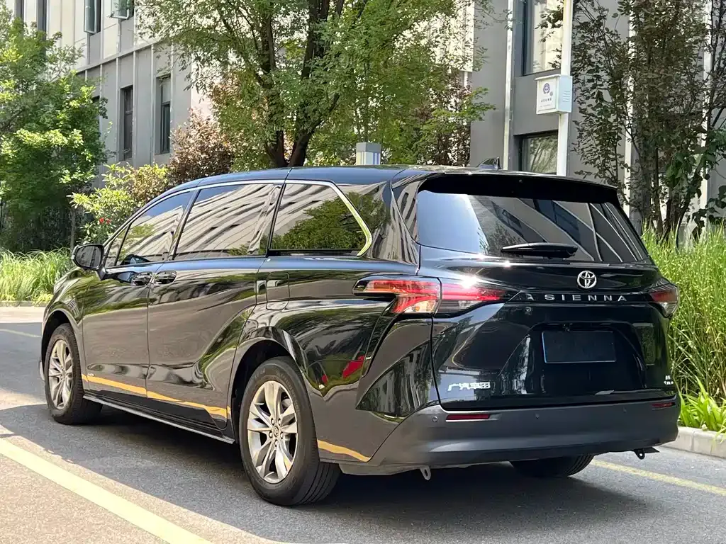 Toyota Sienna — фото 5