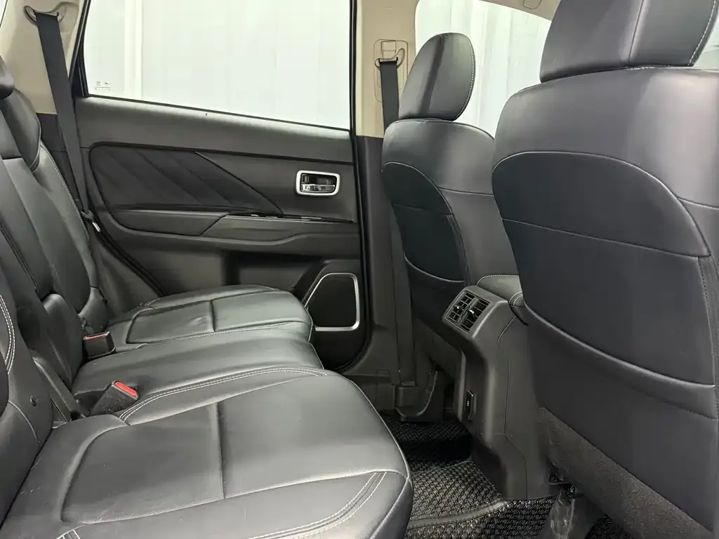 Mitsubishi Outlander — фото 10