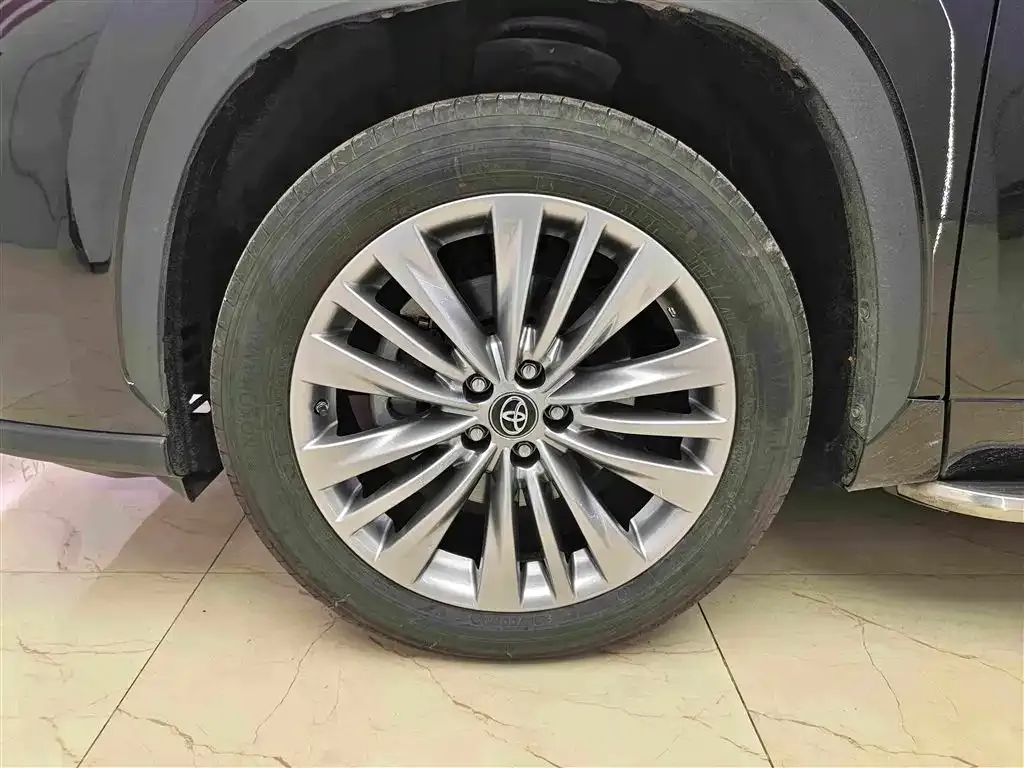 Toyota Highlander — фото 10