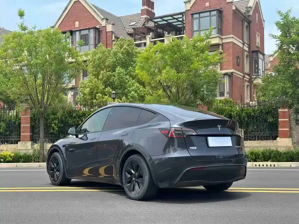 Tesla Model Y — фото 8