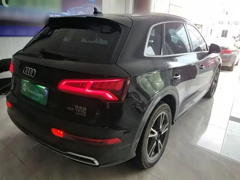 Audi Q5L — фото 9