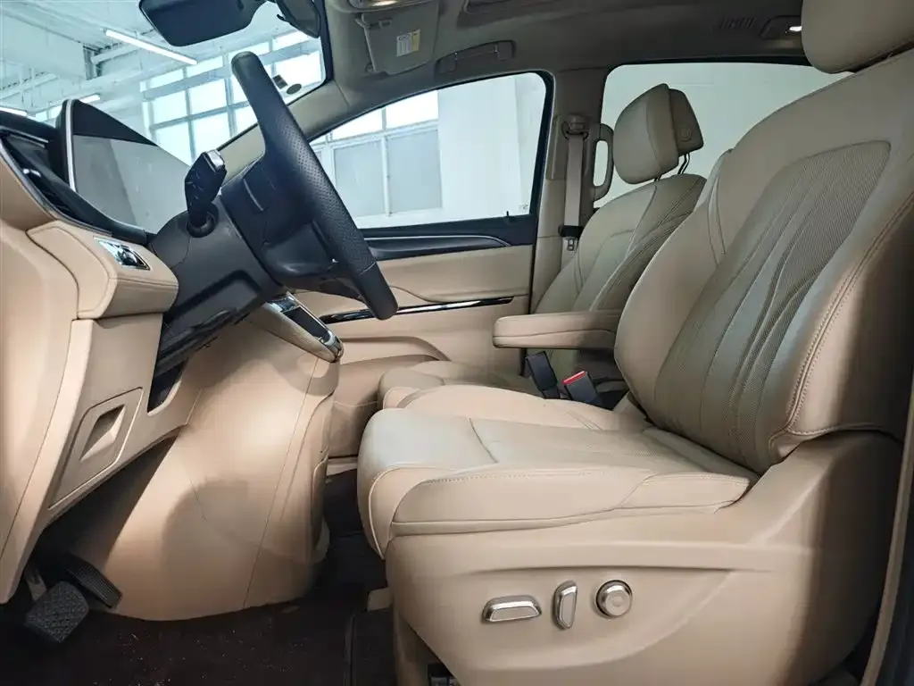 Buick GL8 Hybrid — фото 10