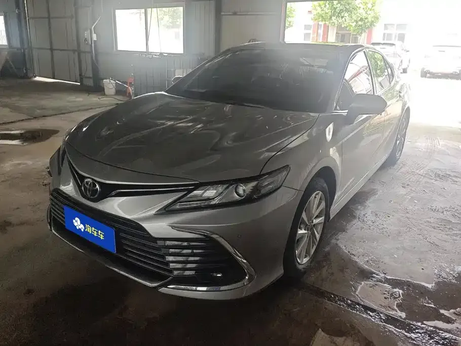 Toyota Camry — фото 1