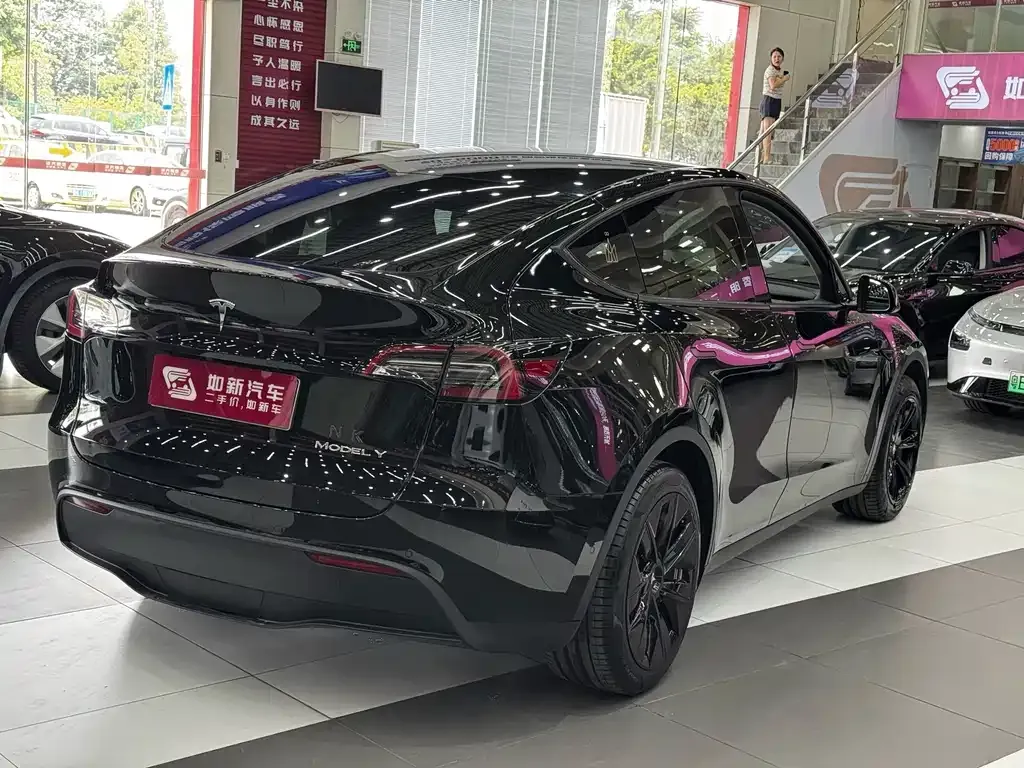 Tesla Model Y — фото 10