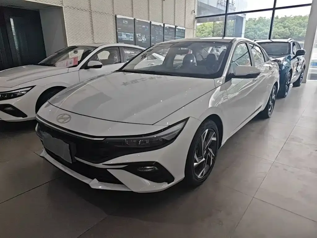 Hyundai Elantra — фото 1