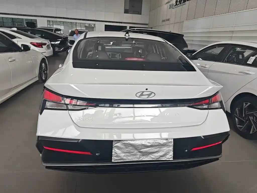 Hyundai Elantra — фото 4