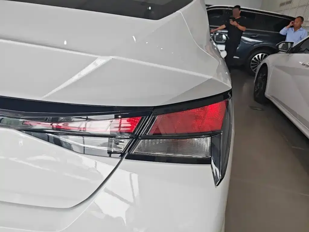 Hyundai Elantra — фото 2