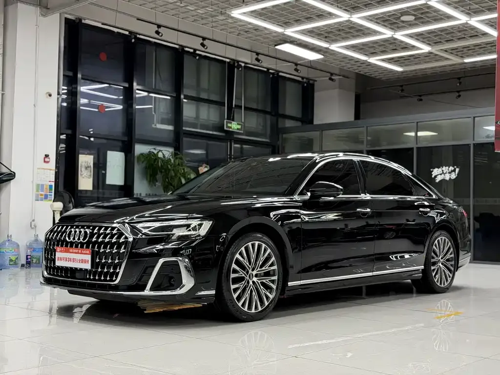 Audi A8 — фото 1