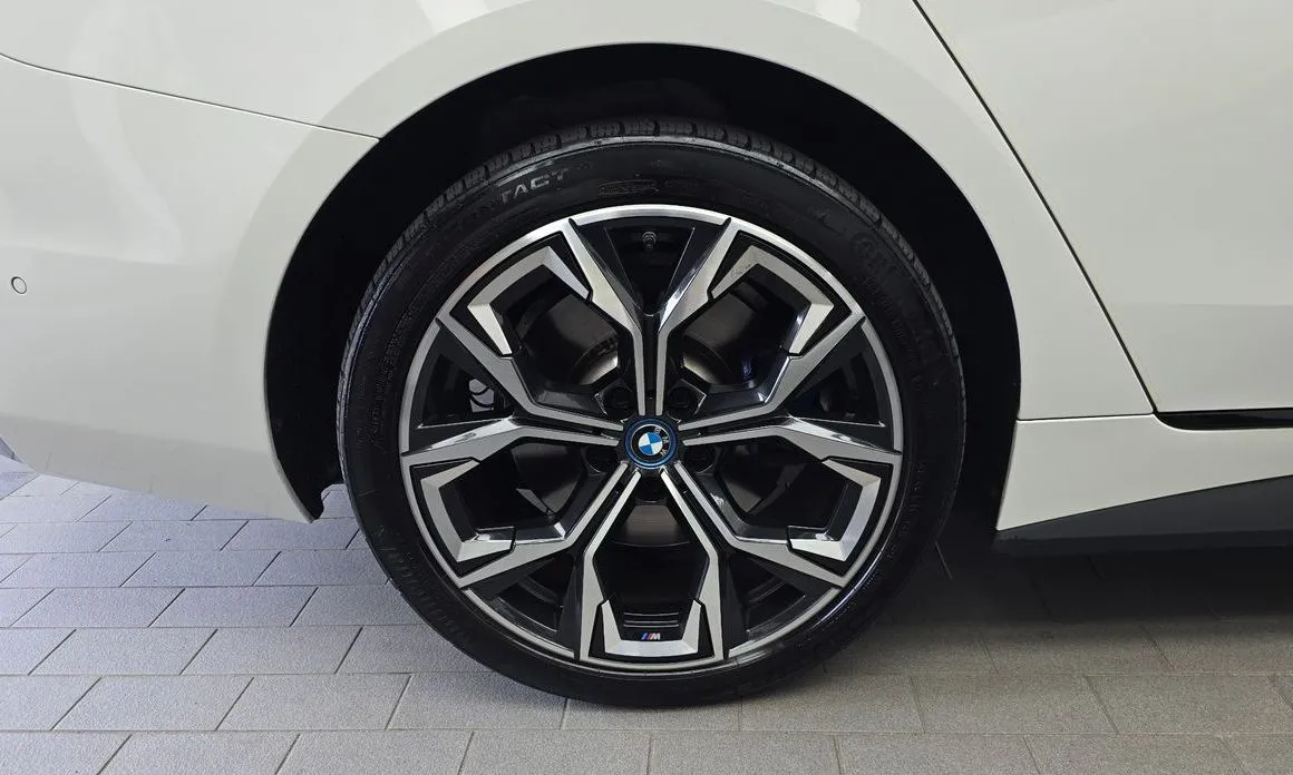 BMW i4 — фото 10
