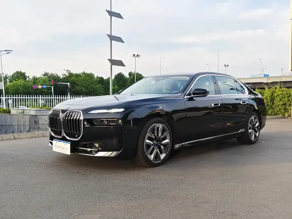 BMW 7 Series — фото 1