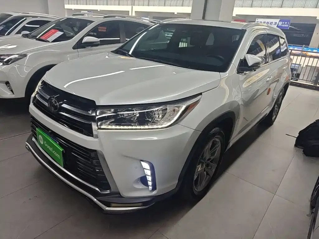 Toyota Highlander — фото 1