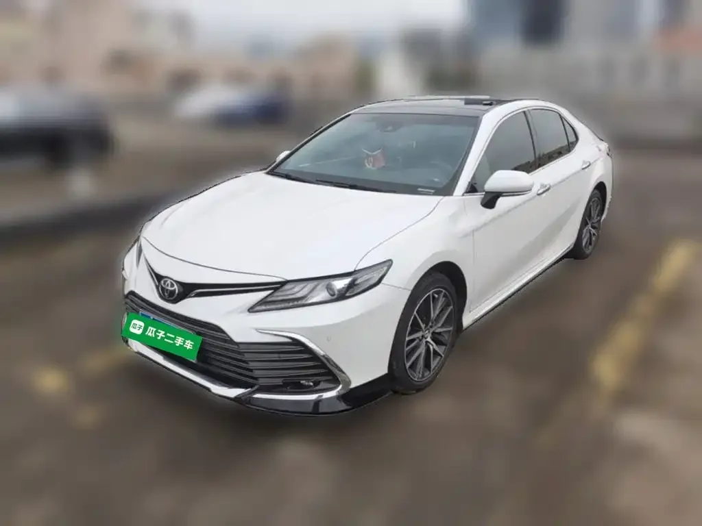 Toyota Camry — фото 1