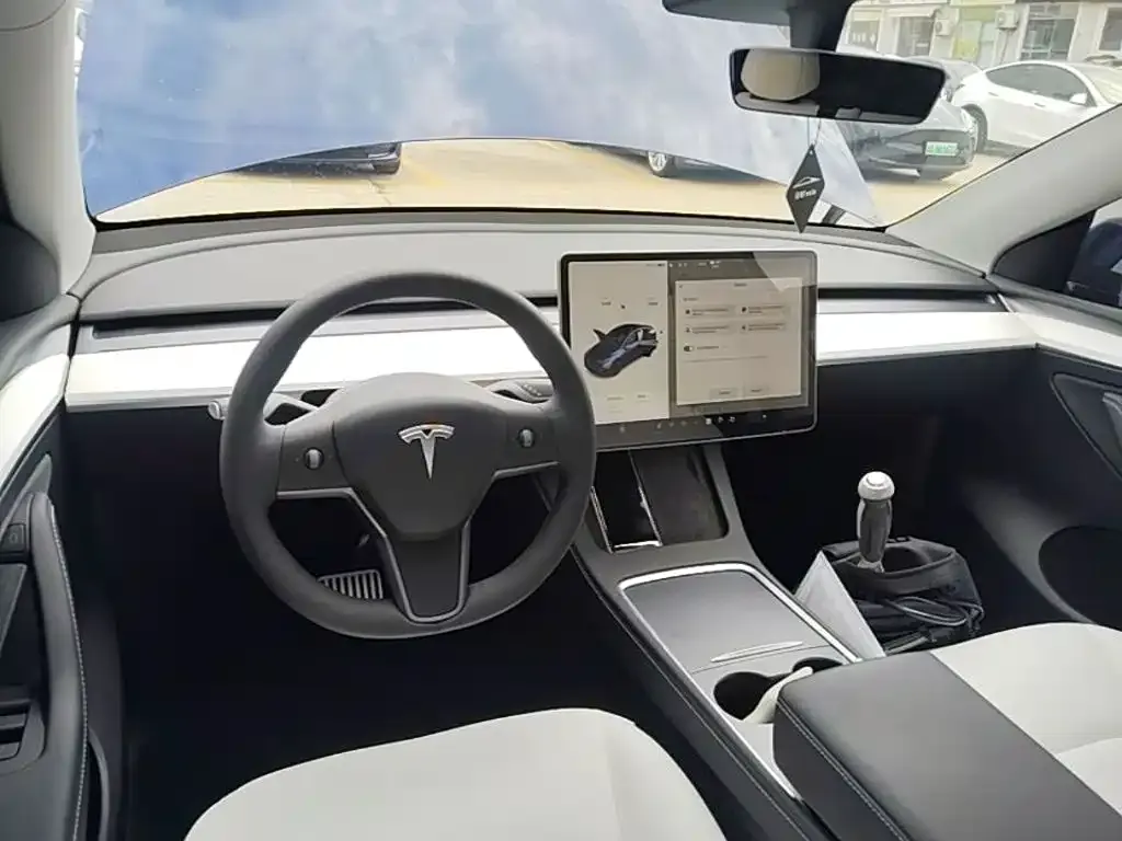 Tesla Model Y — фото 5