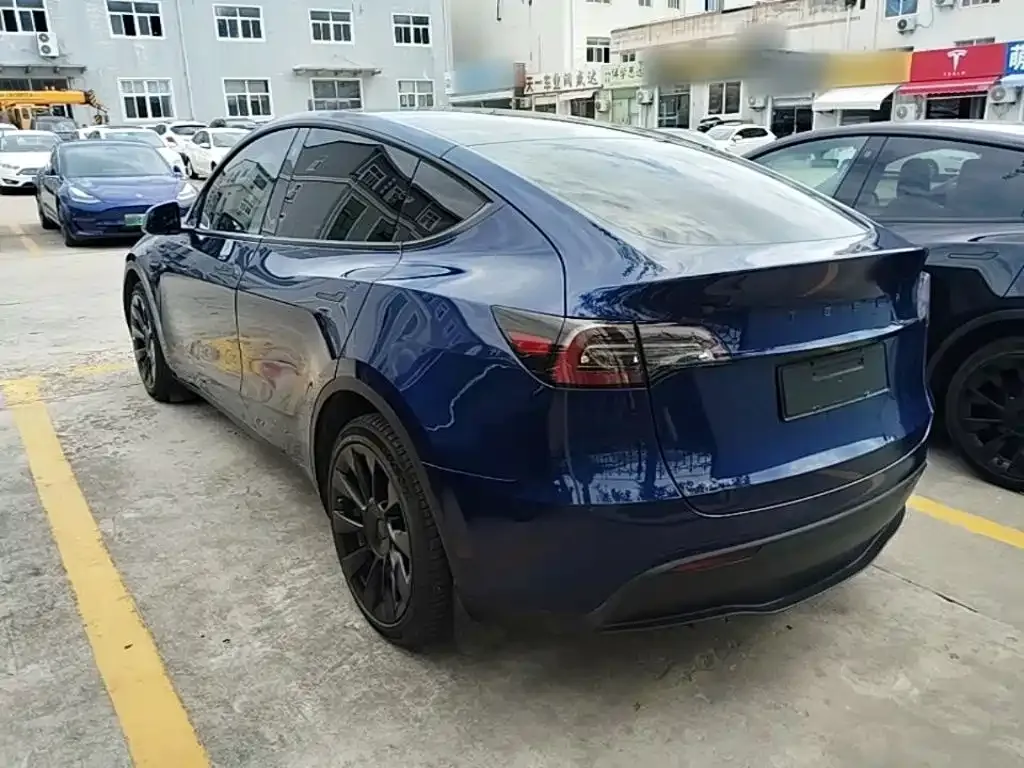 Tesla Model Y — фото 10