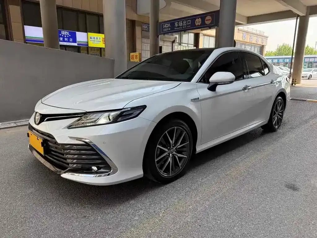 Toyota Camry — фото 1