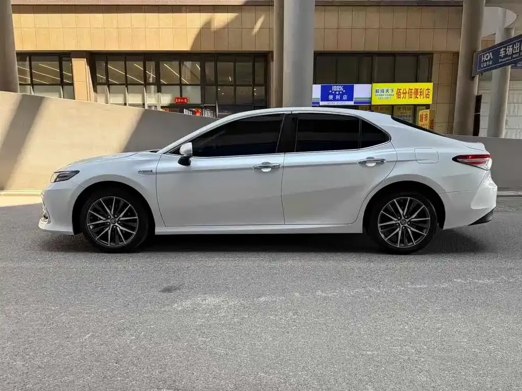 Toyota Camry — фото 5