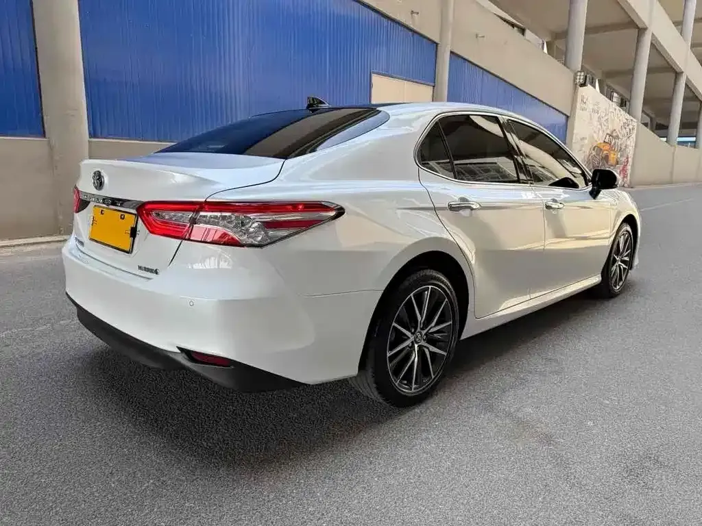 Toyota Camry — фото 2