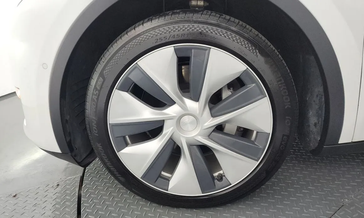 Tesla Model Y — фото 8
