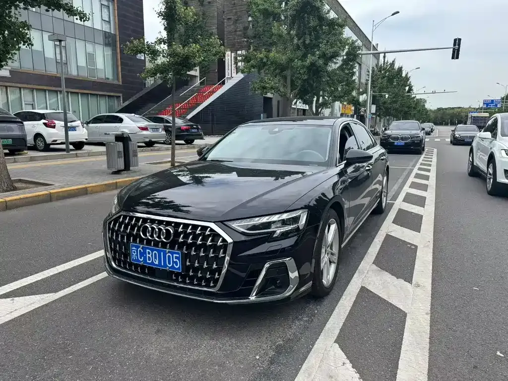 Audi A8 — фото 1