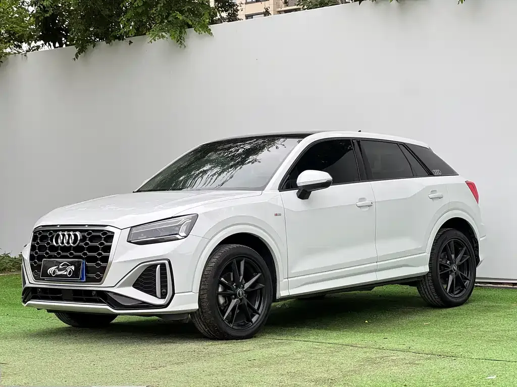 Audi Q2L — фото 1