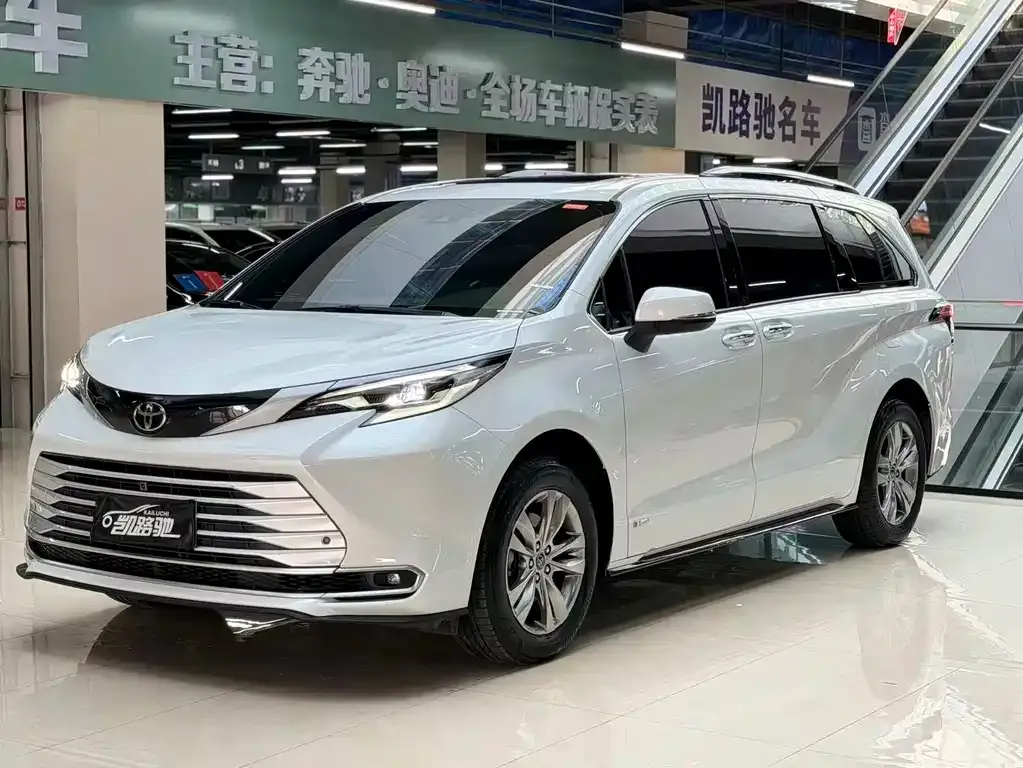 Toyota Sienna — фото 1