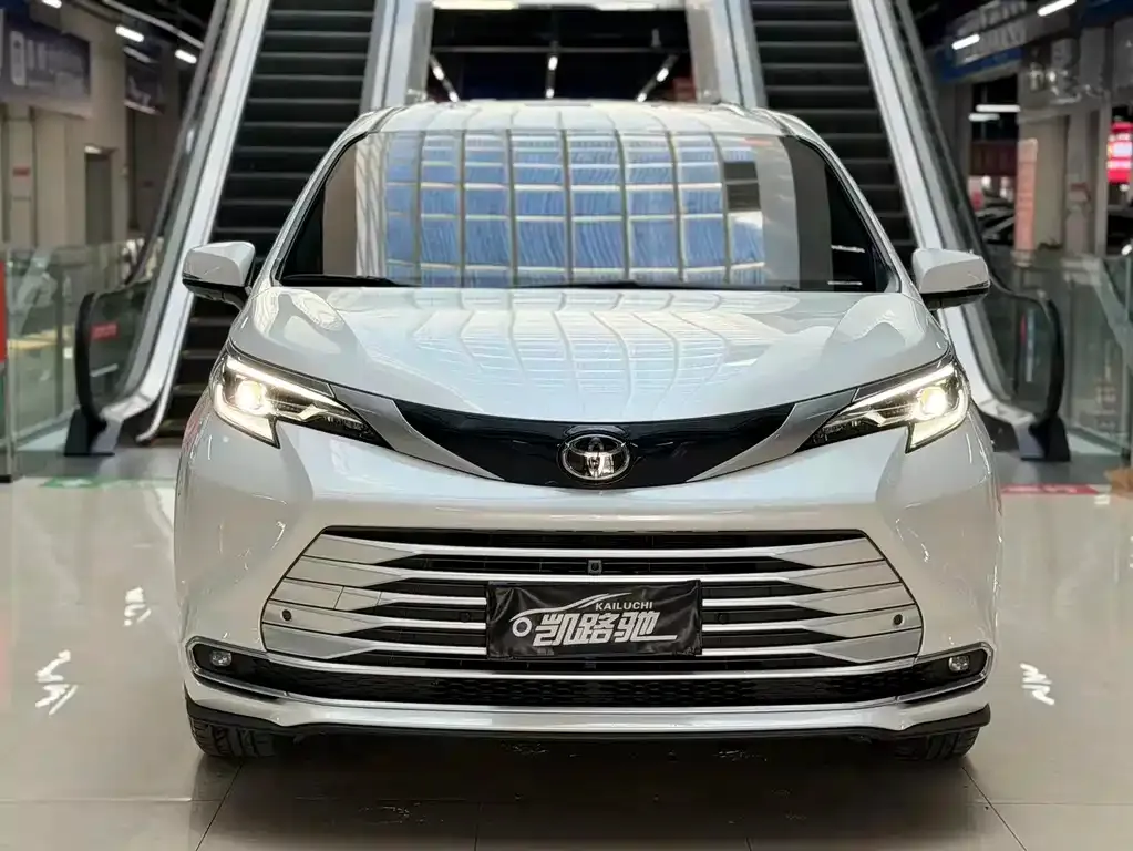 Toyota Sienna — фото 8