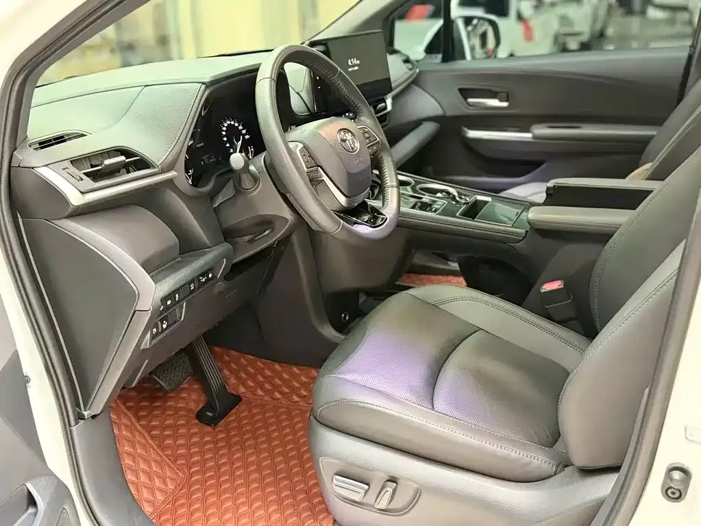 Toyota Sienna — фото 7