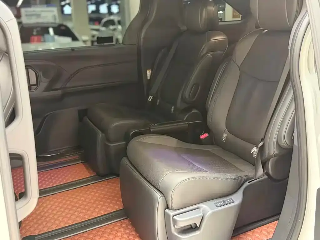 Toyota Sienna — фото 4