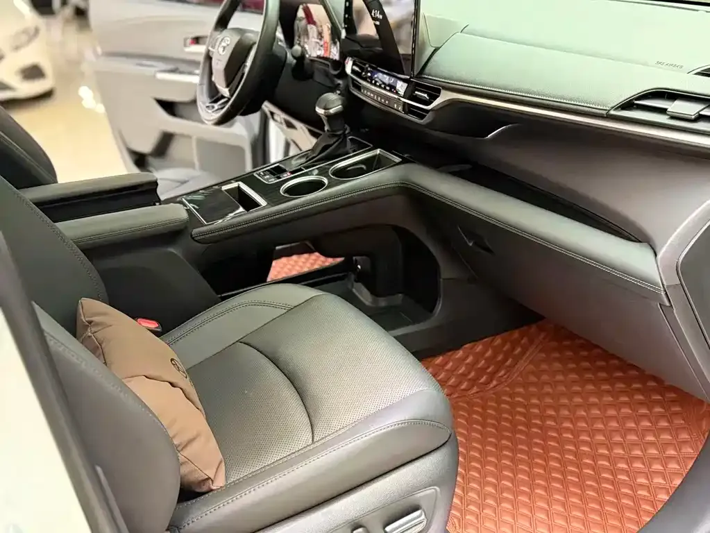 Toyota Sienna — фото 9