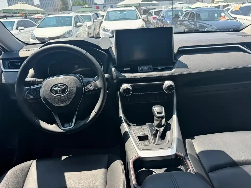 Toyota RAV4 — фото 3