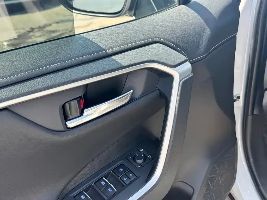 Toyota RAV4 — фото 8