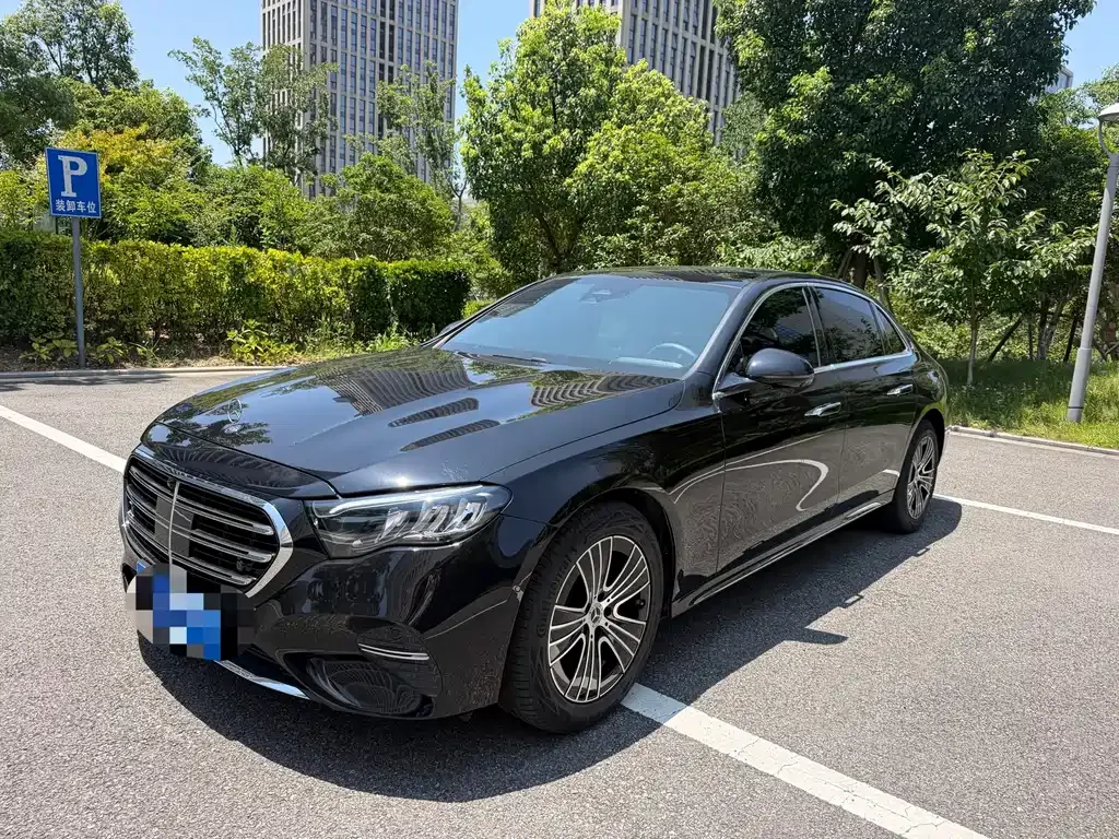 Mercedes-Benz E-Class — фото 1
