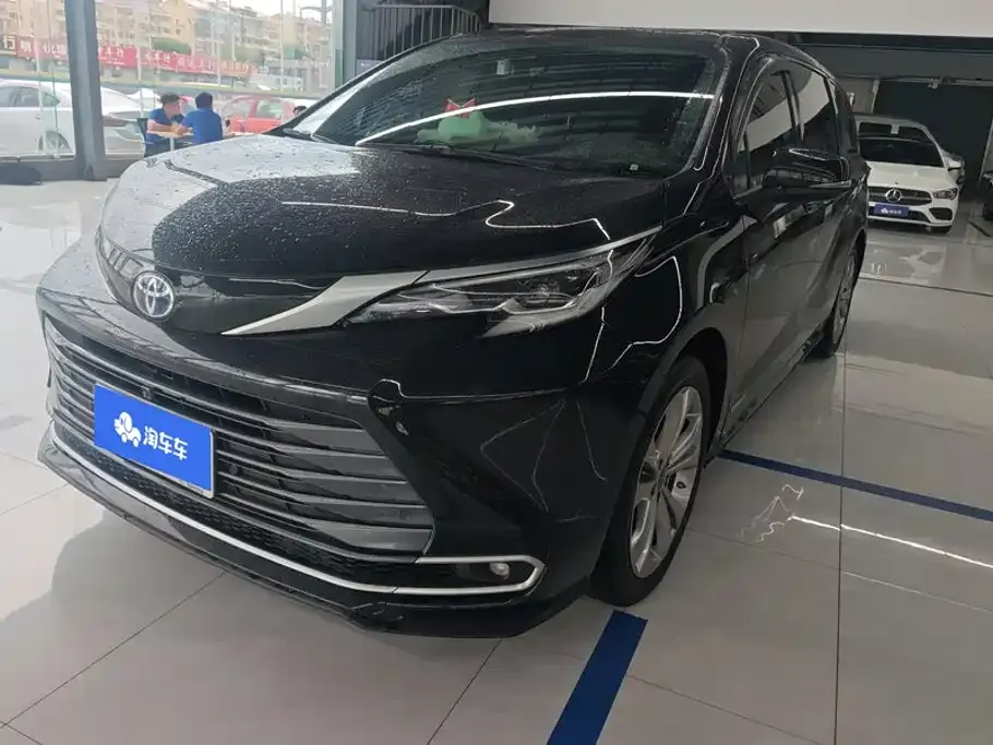 Toyota Sienna — фото 1