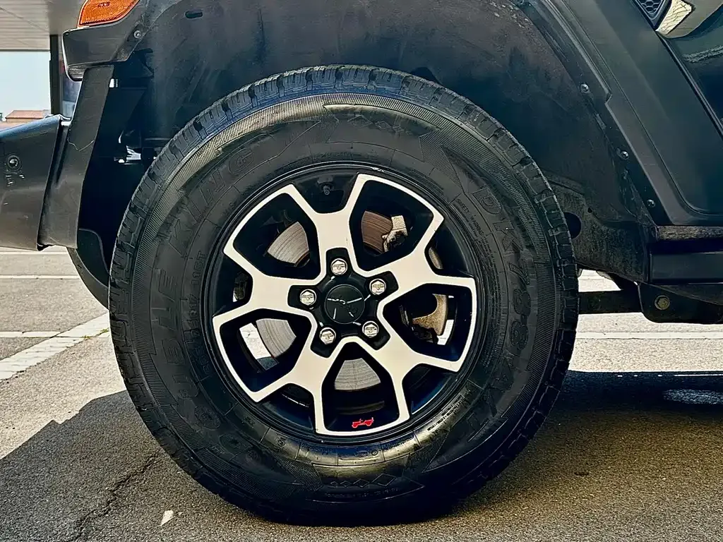 Jeep Wrangler — фото 10