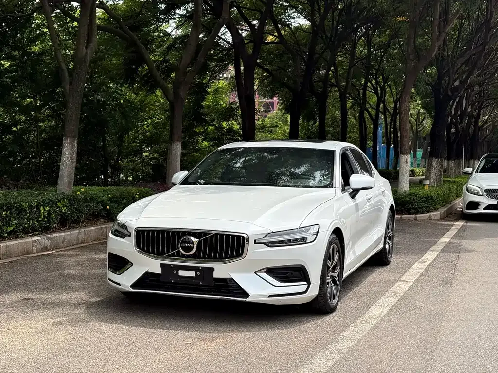 Volvo S60 — фото 1