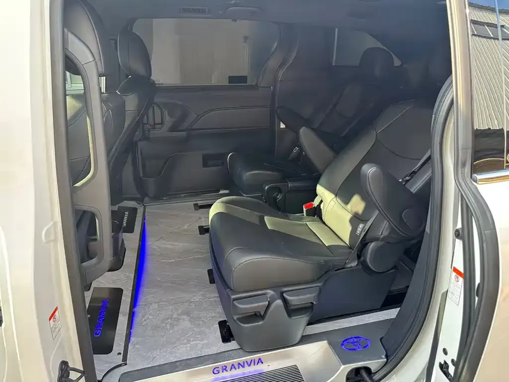 Toyota Granvia — фото 6