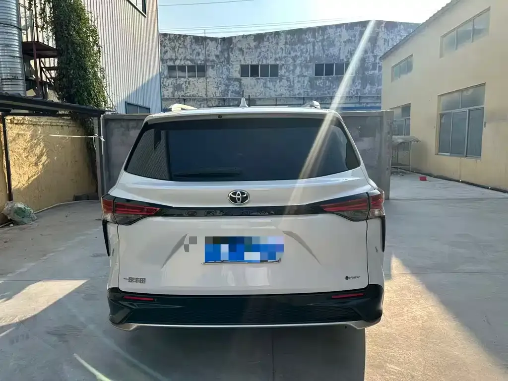 Toyota Granvia — фото 2