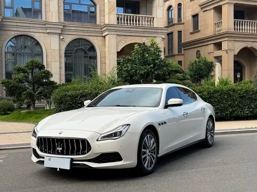 Maserati Quattroporte — фото 1