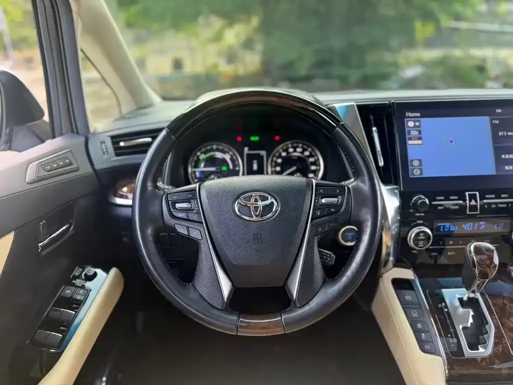Toyota Alphard — фото 2