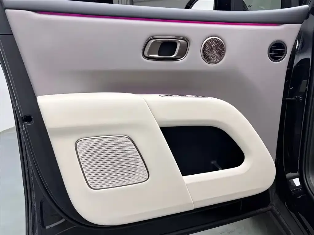 Li Auto i8 — фото 7