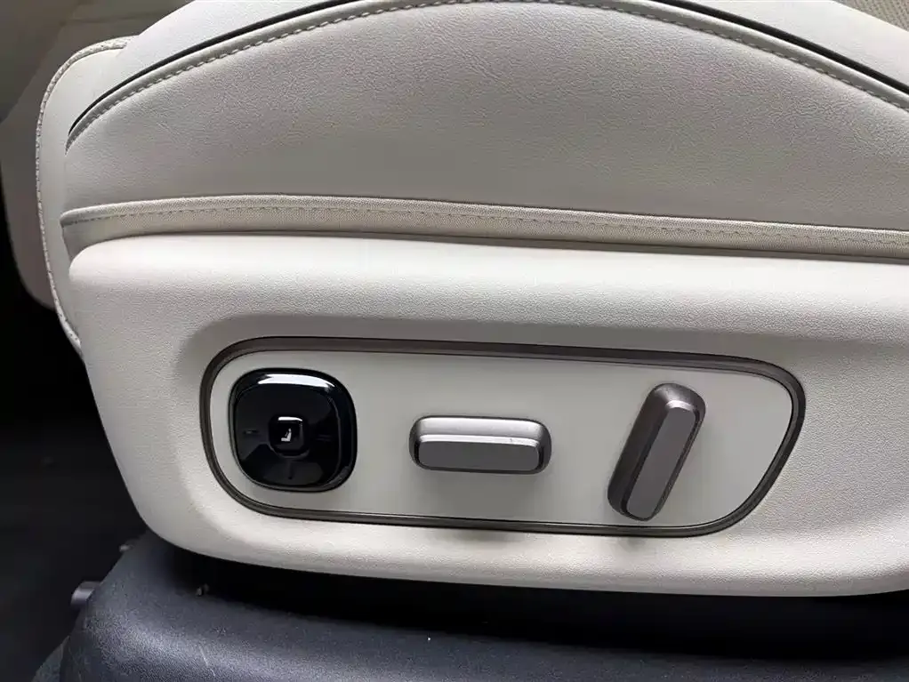 Li Auto i8 — фото 10