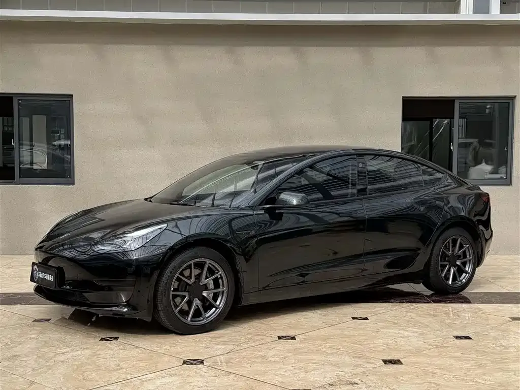Tesla Model 3 — фото 1