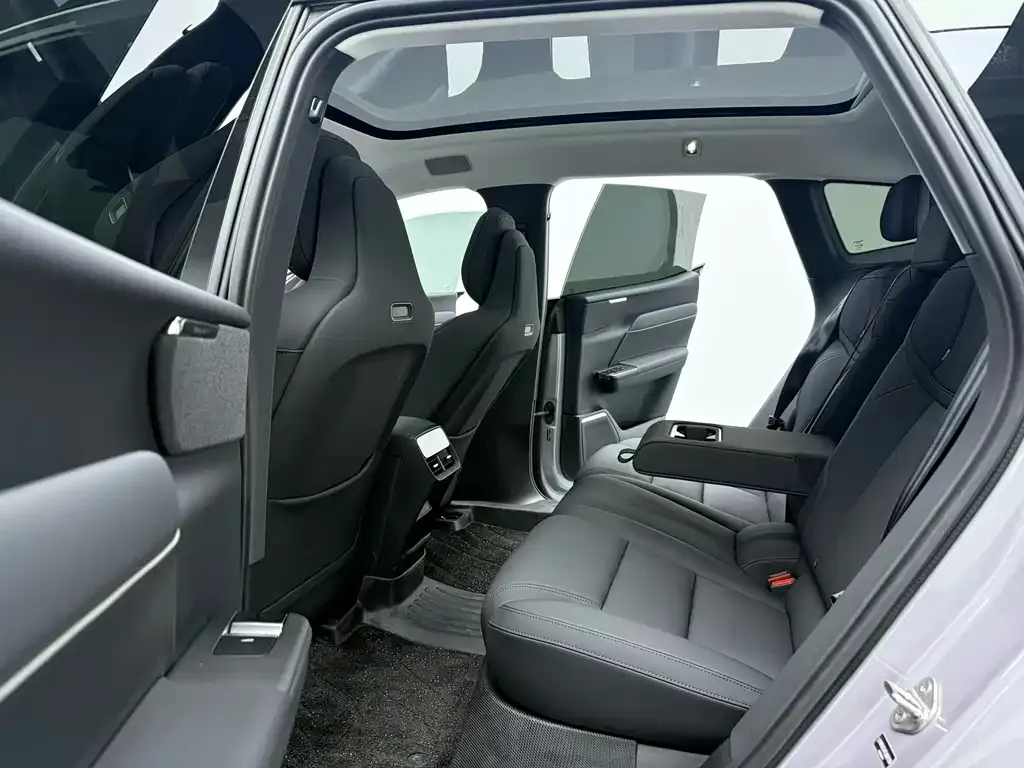 Volvo XC70 Plug-in Hybrid 2025 из CN, фото 4