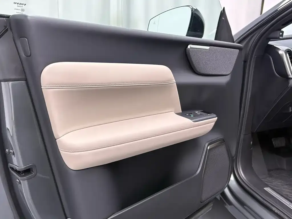Volvo XC70 Plug-in Hybrid — фото 6