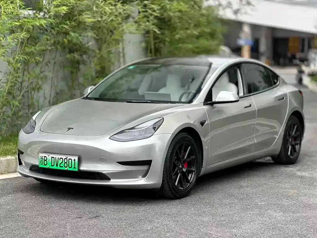 Tesla Model 3 — фото 1