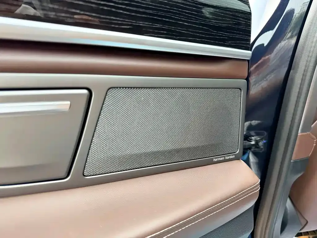BMW 7 Series — фото 10