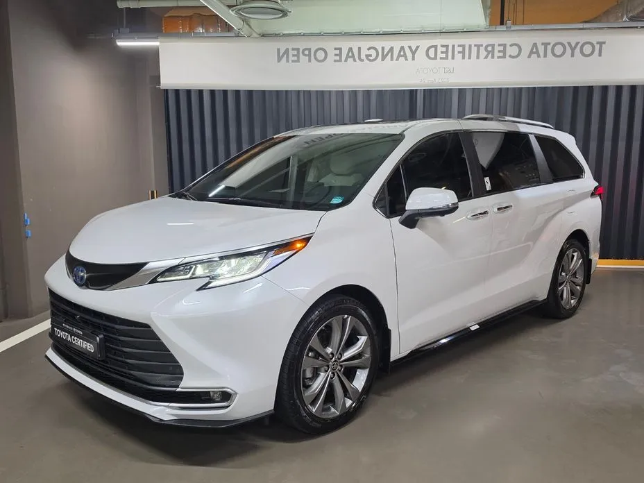 Toyota Sienna — фото 1