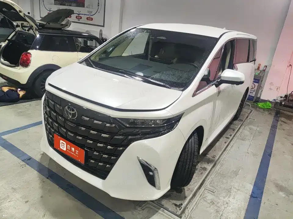 Toyota Alphard — фото 1