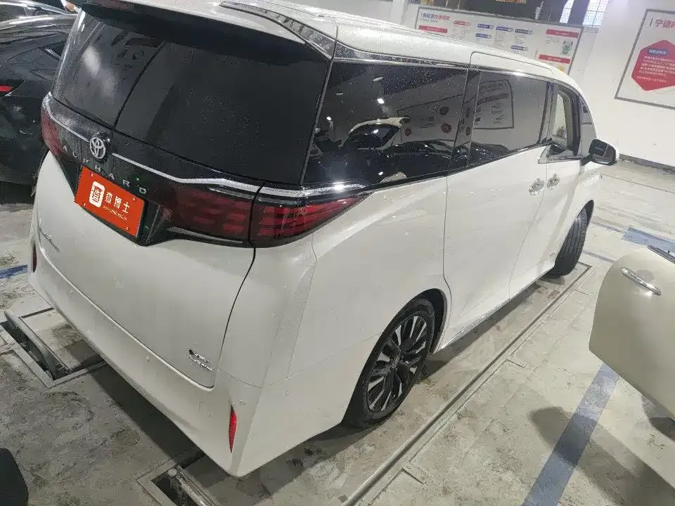 Toyota Alphard — фото 8