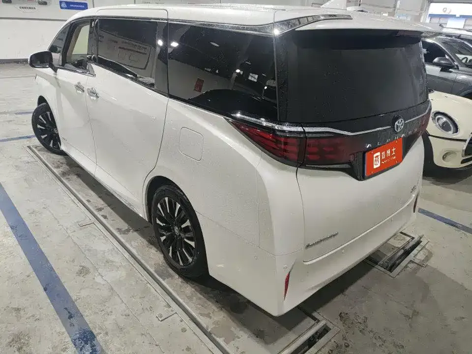 Toyota Alphard — фото 9